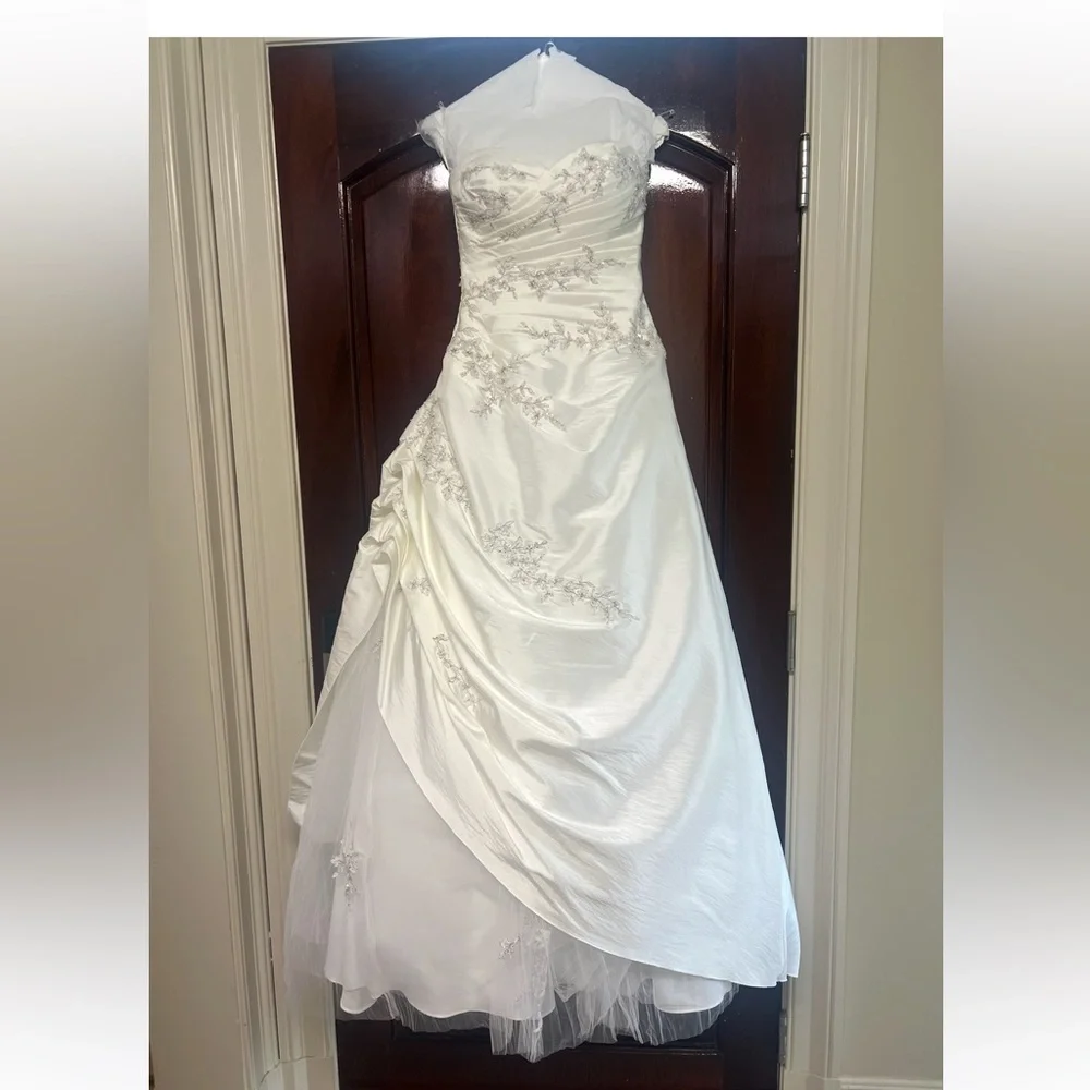 PRONOVIAS wedding dress excellent condition size 8. Worn once. Gorgeous. - Picture 2 of 10